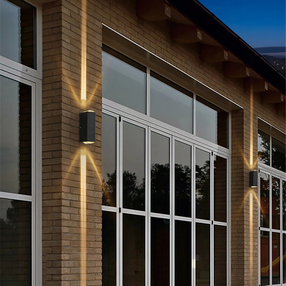 Applique murale extérieure avec faisceau lumineux en aluminium