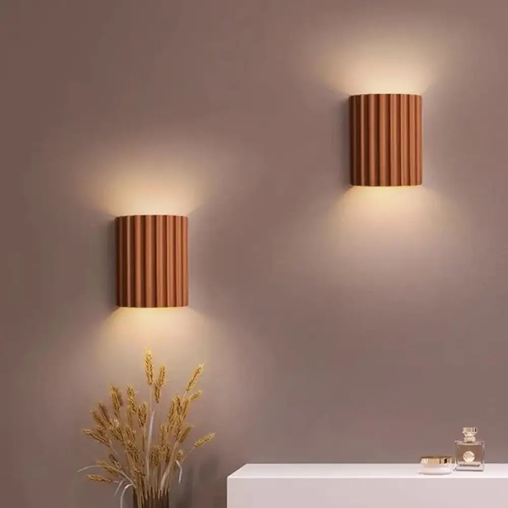 Applique murale LOUISE en roche dolomite striée, coloris orange, dans une chambre