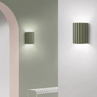 Applique murale LOUISE en roche dolomite striée, coloris vert, dans une chambre