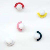 applique-murale-toute-les-couleur-mur-blanc-eclaire-rosa-glintz