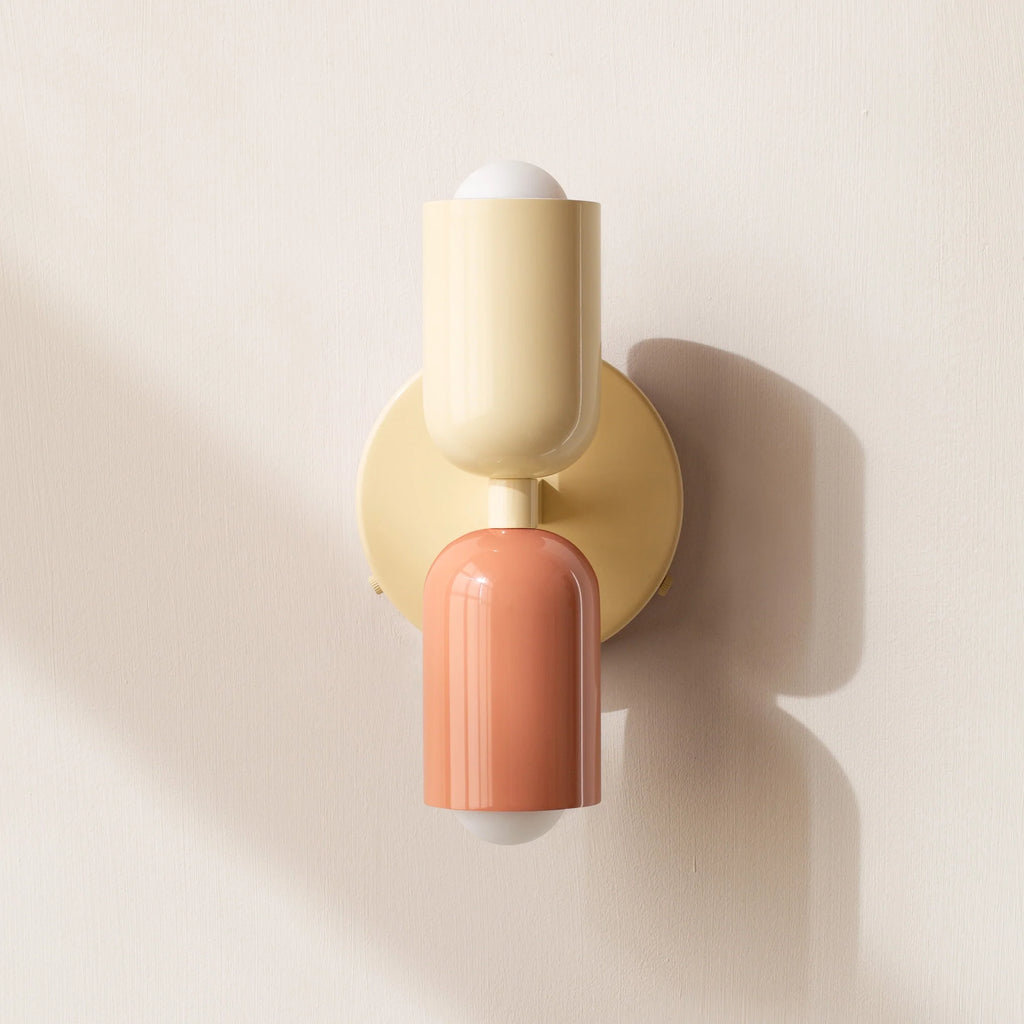 Applique murale scandinave colorée avec ampoules LED, un design minimaliste et moderne pour tout intérieur.