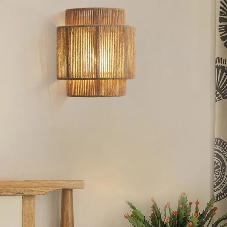 Applique murale en corde de rotin, équipée d'une ampoule LED pour un éclairage apaisant.
