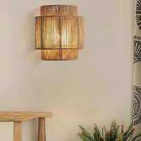 Applique murale en corde de rotin, équipée d'une ampoule LED pour un éclairage apaisant.
